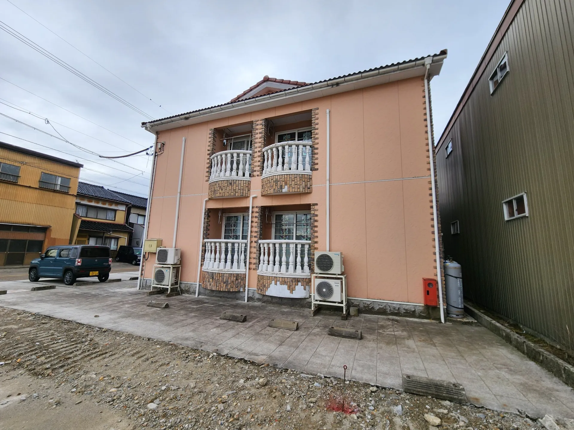 富山県射水市の築20年の木造アパートの外装リフレッシュ工事を実施しました！