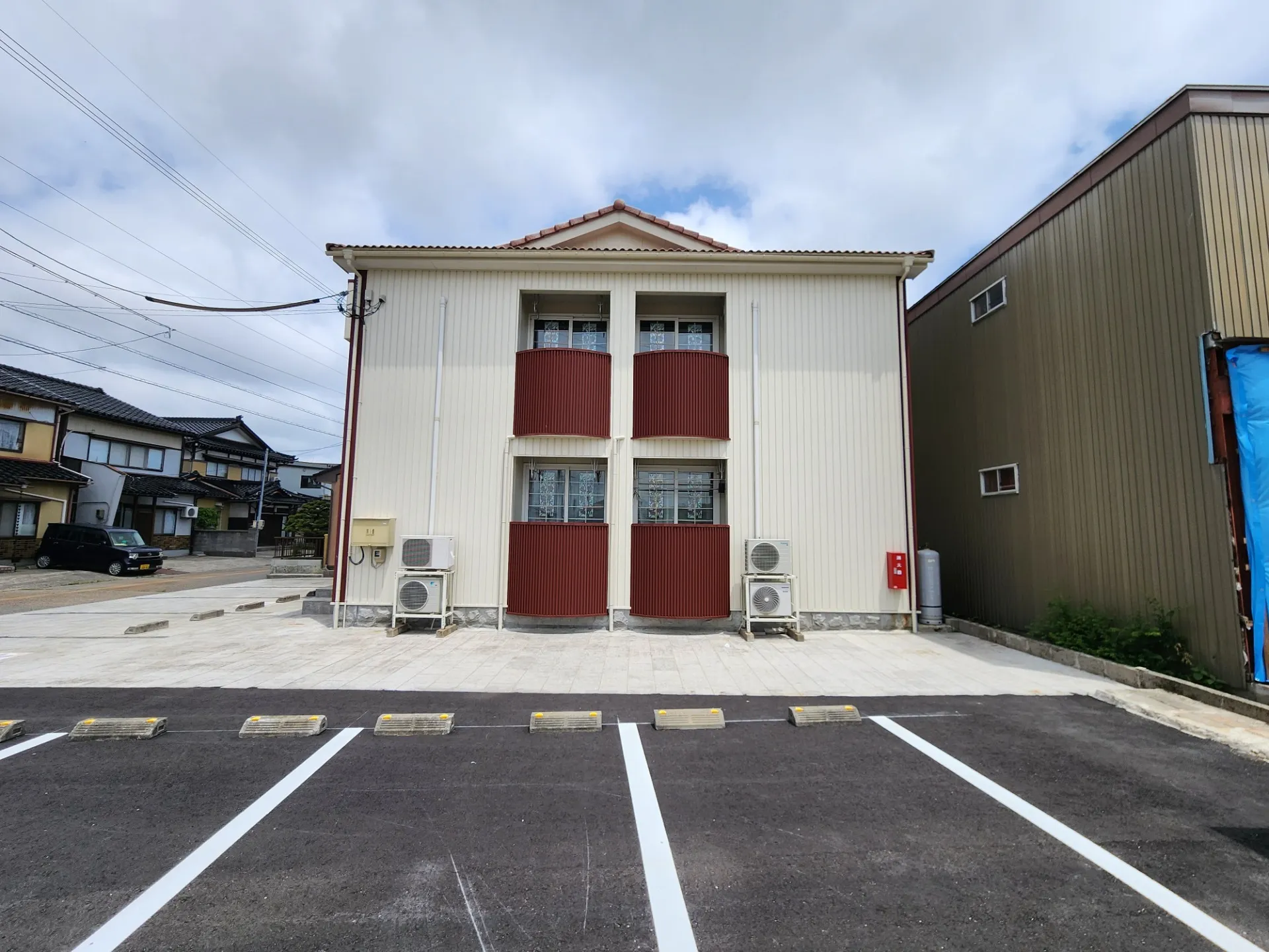 富山県射水市の築20年の木造アパートの外装リフレッシュ工事を実施しました！