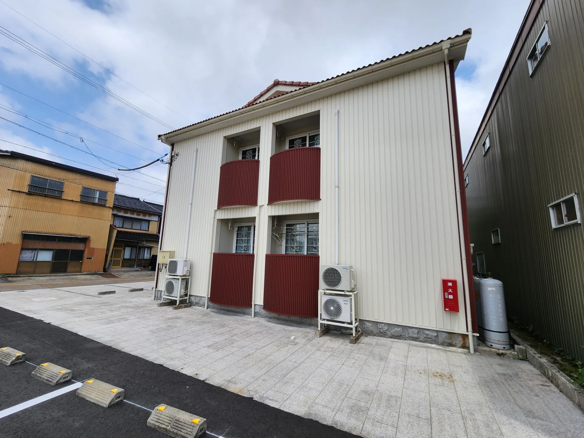 富山県射水市の築20年の木造アパートの外装リフレッシュ工事を実施しました！